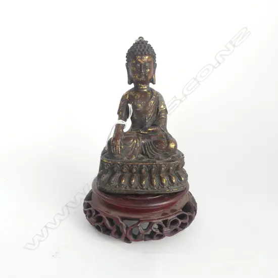 METAL BUDDHA ON CARVED STAND H.225mm