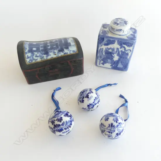 CHINESE B/W TEA CADDY, CONTAINER & 3 BALLS