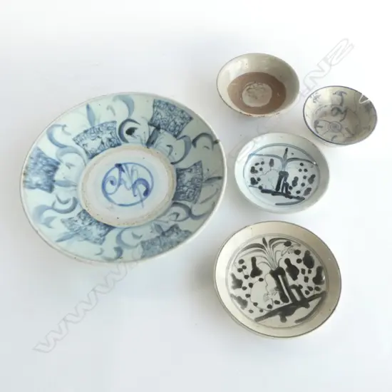 5 OLD CHINESE PROVINCIAL POTTERY & PORCELAIN PCES; Large shallow bowl Dia.280mm + 4 small dishes & bowls