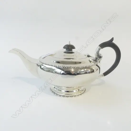 STG SILVER TEAPOT, WALKER & HALL SHEFFIELD 525grms