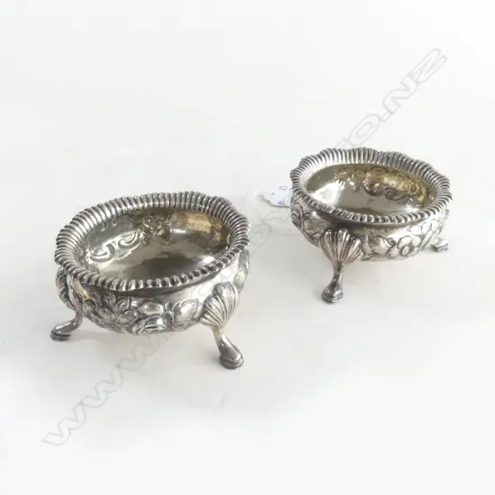 PR LONDON 1856 SILVER EMBOSSED TRIPOD SALTS 137gms 