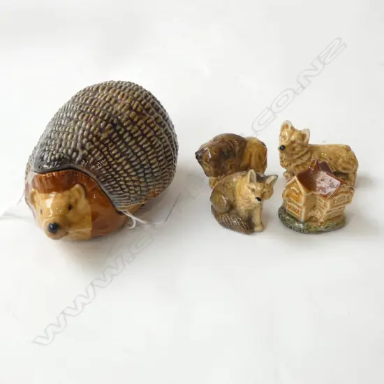 WADE LIDDED HEDGEHOG + 4 SMALL WADE WIMSIES 