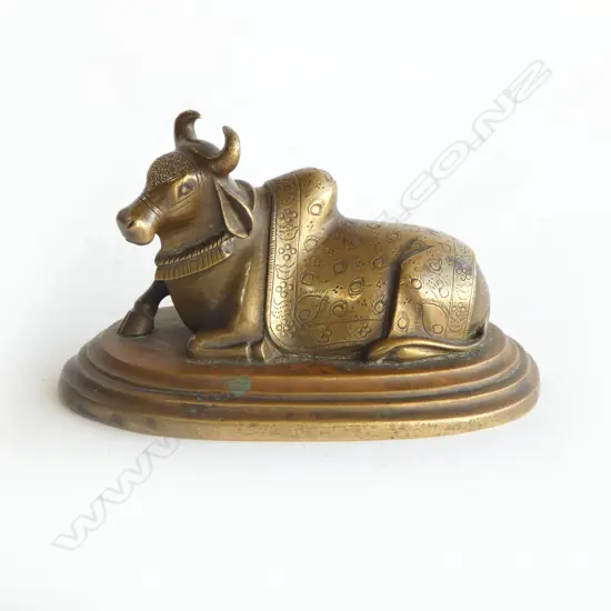 OLD INDIAN BRONZE RECUMBENT COW finely engraved on oval base L.100mm