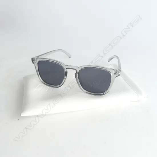 LE SPECS  SUNGLASSES WITH CASE