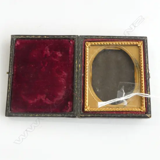 ANTIQUE CASED DAGUERREOTYPE PHOTO FRAME, 72 x 60mm