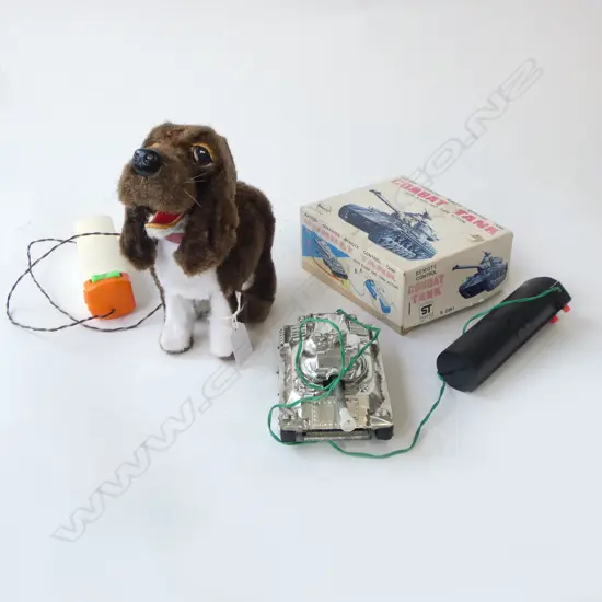 VINTAGE JAPAN REMOTE CONTROL ‘COMBAT TANK’ & ‘HIM THE SAD EYED DOG’, L.145MM-220MM  