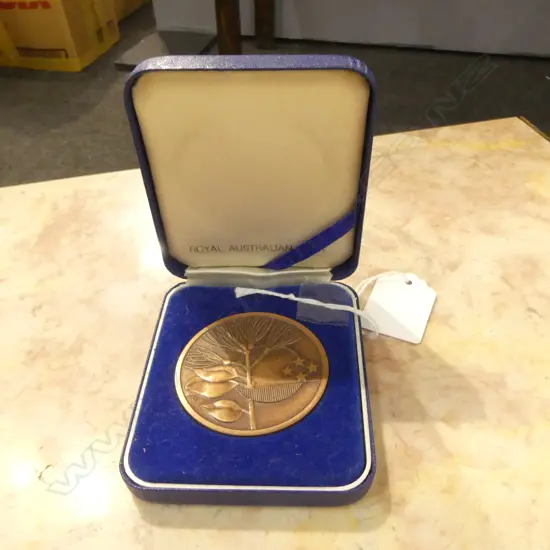 CASED BRONZE COMMONWEALTH GAMES 1990, AUCKLAND COMMEMORATIVE MEDALION