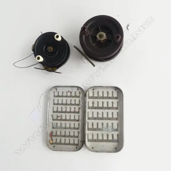 VINTAGE WHEATLEY ALLUMINIUM FLY BOX L155MM & 2 BAKERLITE FRESH WATER FISHING REELS DIA 100MM