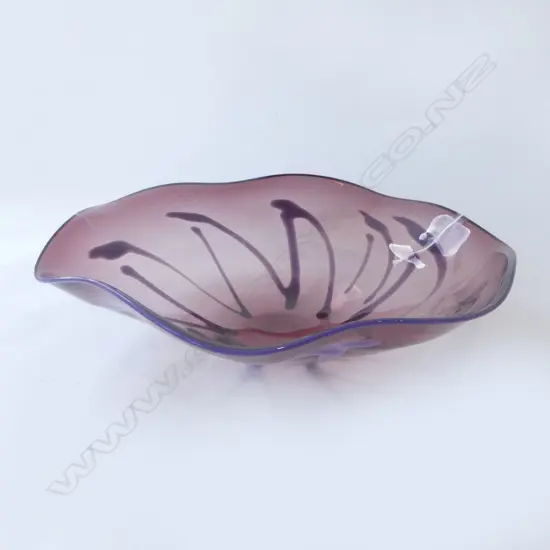 VINTAGE MOUTH BLOWN LINDEN OVER NZ ART GLASS WAVY BOWL mauve tone with stripes Dia.390mm.signed & dated 2004