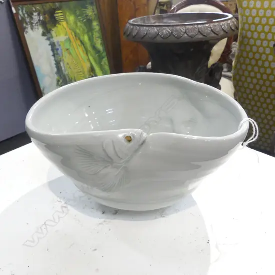 PORCELAIN NZ POTTERY BOWL SCULPTED FISH DECORATION Dia.200mm