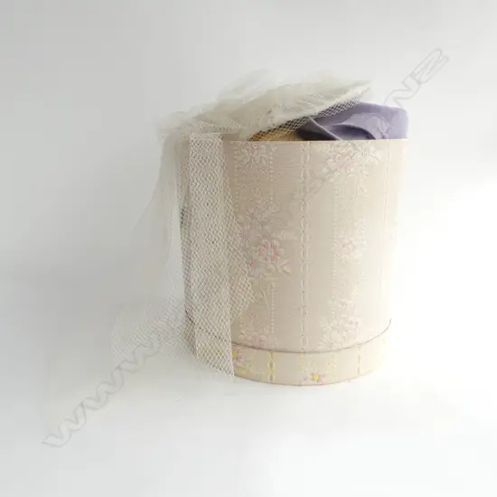 HAT BOX w. VINTAGE HATS