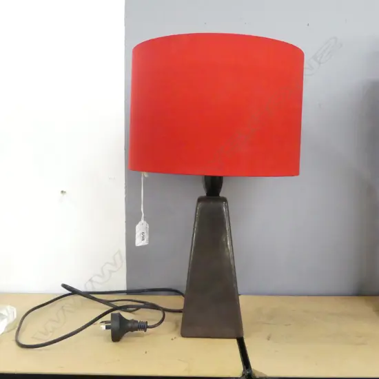 POTTERY BASE TABLE LAMP