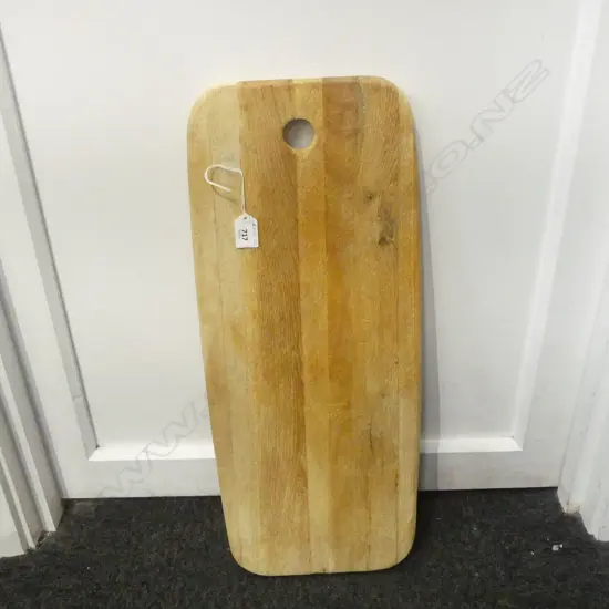 LARGE WOODEN CHOPPING/SERVING BOARD L 600mm