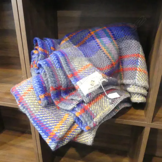 VINTAGE 'MASTER WEAVE' of Masterton ALL WOOL LGE BLANKET