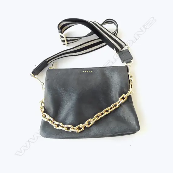 A SABEN CROSSBODY LEATHER HANDBAG WITH GOLD CHAIN ACCESSORIES 210 X 260 MM
