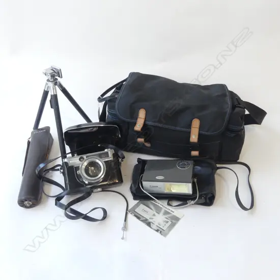 CASED VINTAGE YASHICA CAMERA IN TRAVEL BAG + ACCESSORIES