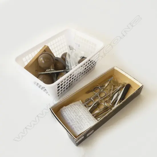 ASST. INSTRUMENTS & CASTORS + 2 PACKS GUITAR PEGS