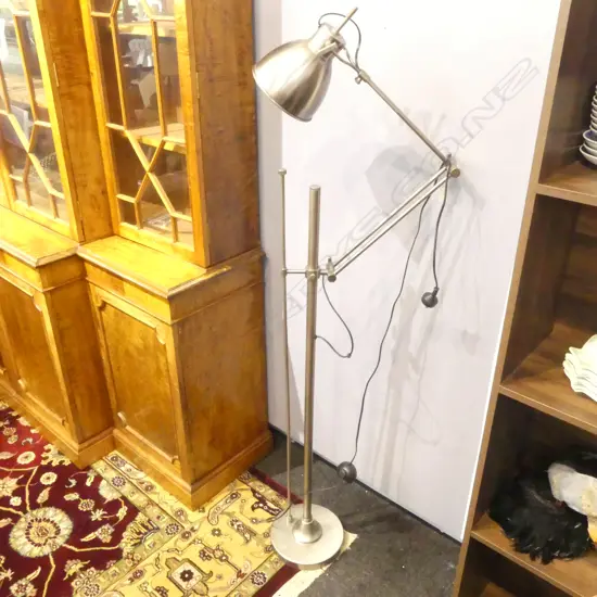 INDUSTRIAL DESIGN ADJUSTABLE FLOOR LAMP