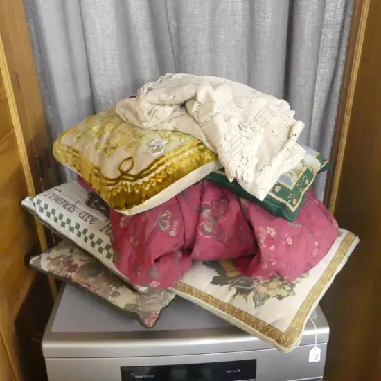 5 CUSHIONS + FLORAL PINK QUILT