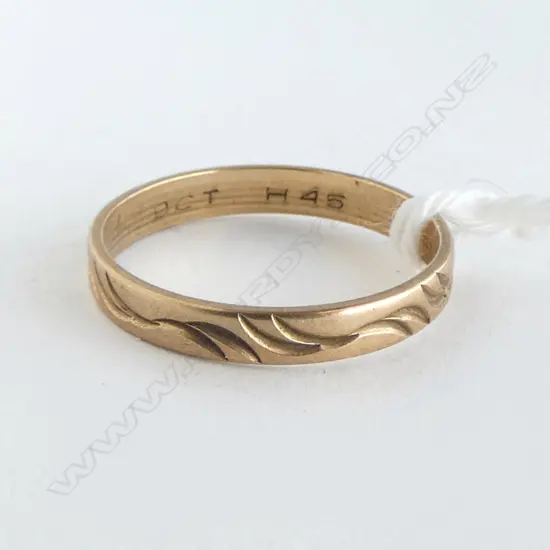 9ct GOLD engraved WAVE DESIGN BAND RING 1.44gms SIZE O