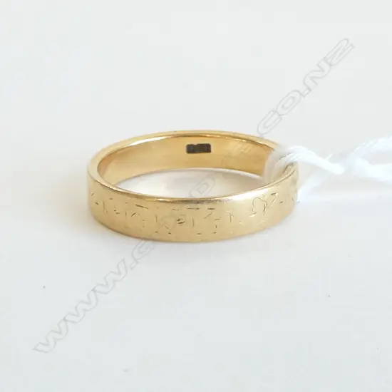 18CT WEDDER RING, 4.4grms SIZE P