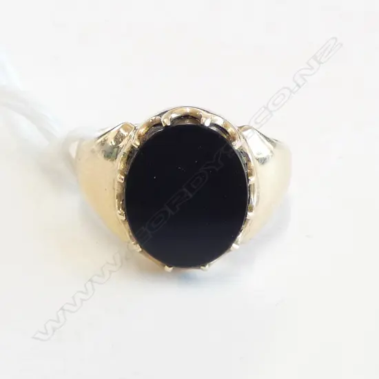 9CT GOLD & ONYX RING, 3.62gms, SIZE M