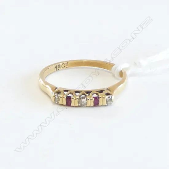 18CT DIAMOND & RED STONE (SHOWING WEAR) RING, 1.6grms SIZE K