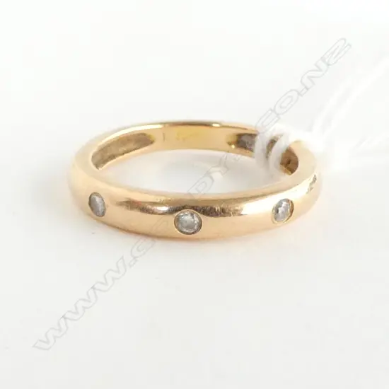 18ct GOLD 3 DIAMOND BAND RING recessed diamonds 2.8gms SIZE I
