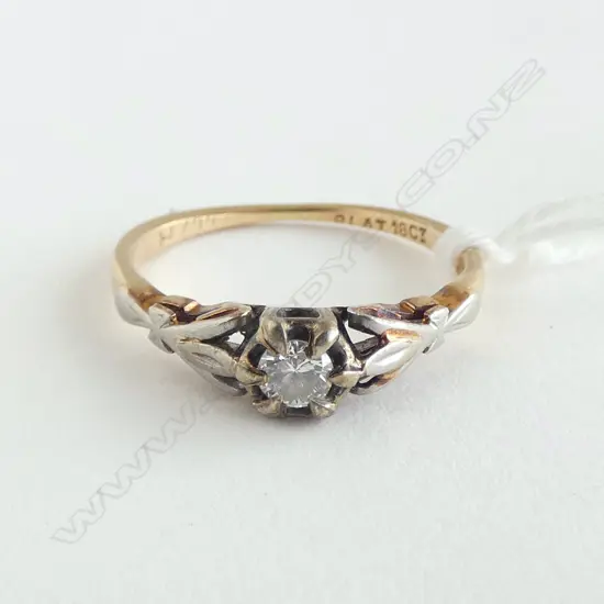 VINTAGE 18ct GOLD DIAMOND SOLITAIRE RING 2.55gms SIZE N