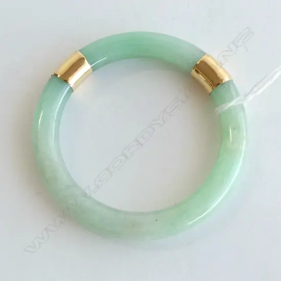 JADE BANGLE w. GOLD TRIM, 55mm int. dia.