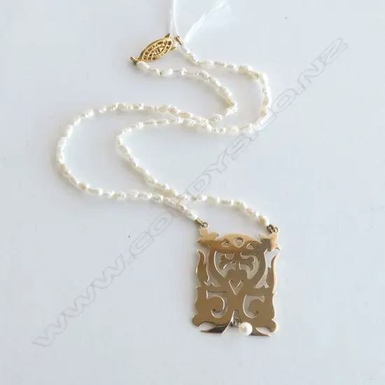   9CT GOLD PENDANT ON F/W PEARL NECKLACE, LENGTH 39cm, GOLD WEIGHT 6.20gms