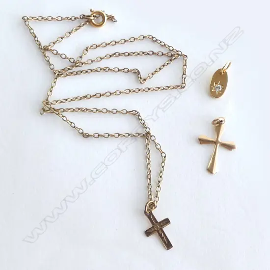 18ct & DIAMOND small PENDANT 0.8gms + 2 small GOLD CROSSES