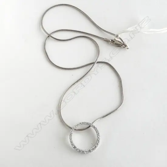 GRADUATED DIAMOND & 18ct W/G PENDANT ON SILVER CHAIN 6.54gms