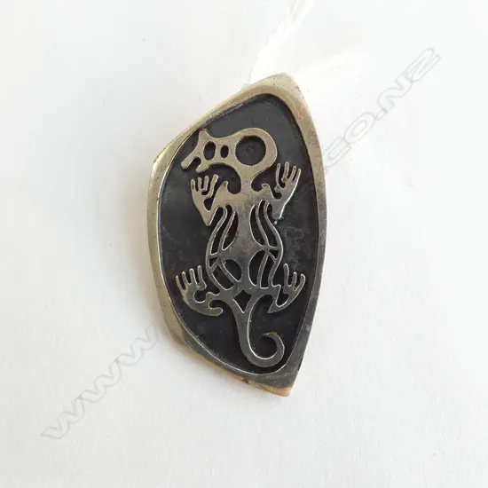 PETER MINTURN SILVER MAORI CAVE DESIGN PENDANT BROOCH 'Opihi Taniwha' stamped maker's mark 