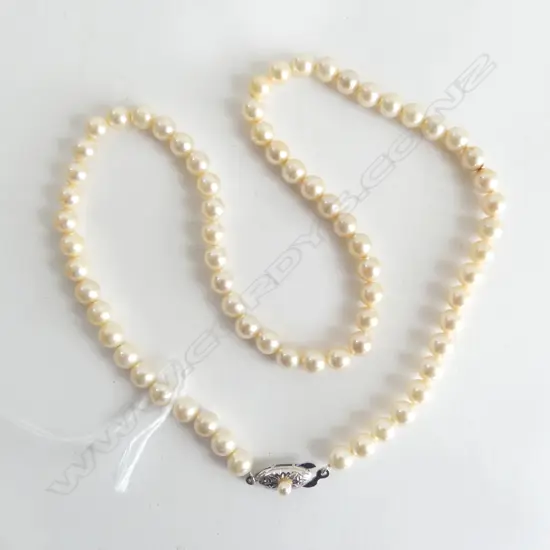 VINTAGE FAUX CULTURED UNIFORM PEARL NECKLACE with silver clasp L.440mm