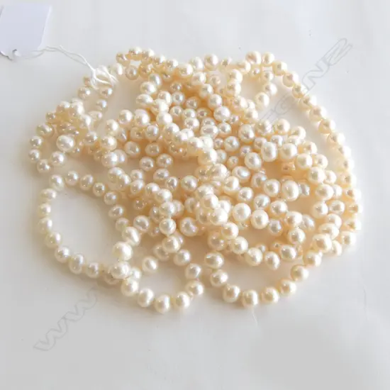 VERY LONG STRAND OF FRESH WATER CULTURED PEARLS L.2100mm individually knotted