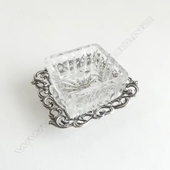 VINTAGE ALBO .835 SILVER & CRYSTAL SALT CELLAR 18.30gms