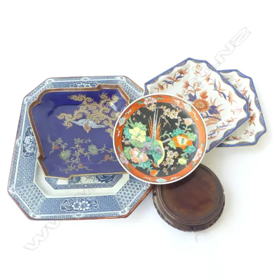 5 ORIENTAL DISHES & PLATES, L.340mm (largest) & WOODEN STAND