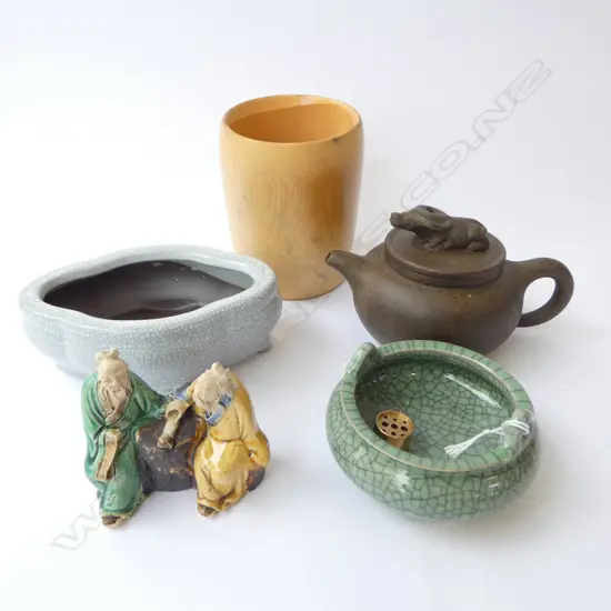5 ORIENTAL ITEMS; BAMBOO VASE H.130mm, TEAPOT, MUDMEN ETC