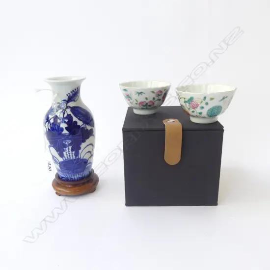 ORIENTAL B/W VASE ON STAND H.155mm + PR TEA CUPS, BOXED