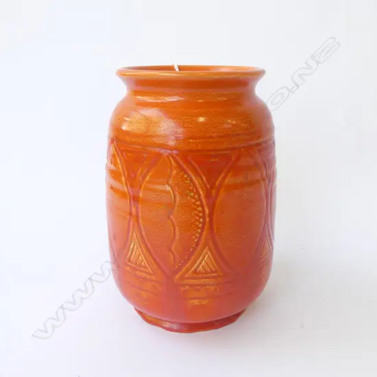 SUSIE COOPER POTTERY VASE w. ORANGE GLAZE & INCISED DECORATION H.180mm