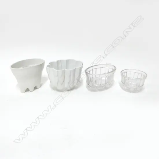 4 VINTAGE JELLY MOULDS 2 GLASS DIA120MM 2 CHINA SHELLY ONE AF