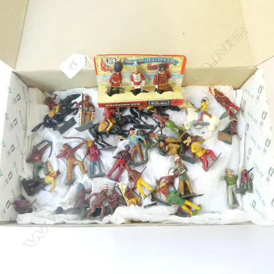 BOX LARGE QUANTITY LEAD INDIANS &COWBOYS WITH BRITAINS 3 SET BEEFEATER DRAGOON & PALACE