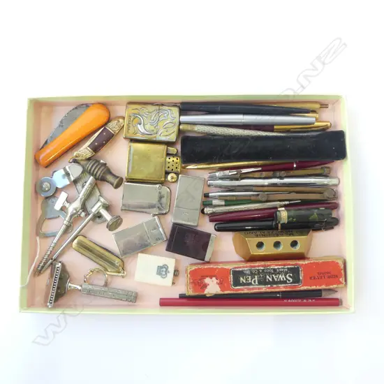 TRAY VINTAGE COLLECTABLES; LIGHTERS, RAZOR, RAZOR BLADES, POCKET KNIVES & VARIOUS PENS/PENCILS