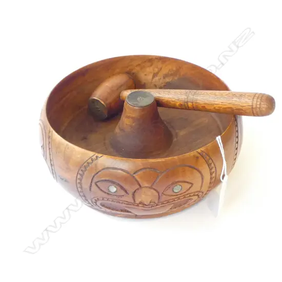 VINTAGE MAORI WOODEN CARVED NUT BOWL W. ORIGINAL HAMMER, D.180MM 