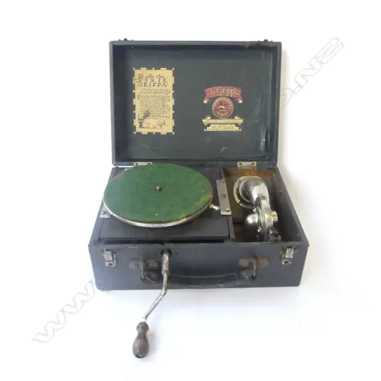 ANTIQUE PIXIE GRIPPA PORTABLE GRAMPHONE PEROPHONE LTD LONDON W. HANDLE, L.275MM