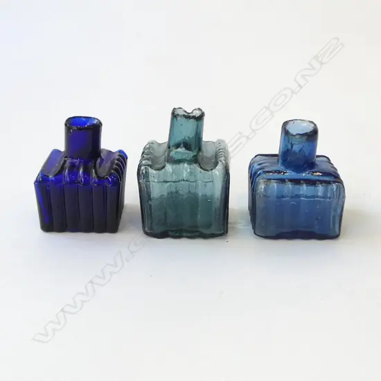 THREE ANTIQUE BLUE GLASS INK BOTTLES SHEAR TOP, L.40-45MM, H.55-65MM