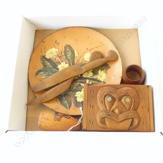 2 PURIRI LETTER KNIVES, MAORI CARVED BOX (CHIP), HANDPAINTED PLAQUE, ETC