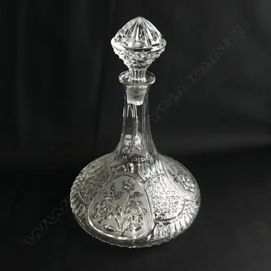 DECORATIVE GLASS SHIP'S DECANTER