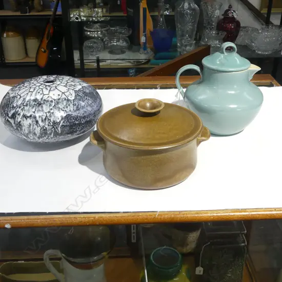 THREE PCES POTTERY; TEMUKA CROCK, BUCHAN JUG & UNMARKED ORB VASE